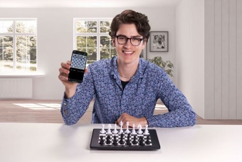 Millennium eONE: Smartphone Connected Chessboard for Lichess