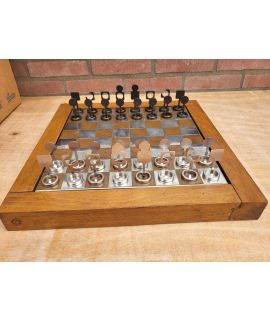 Antiek schaakset met metalen schaakstukken